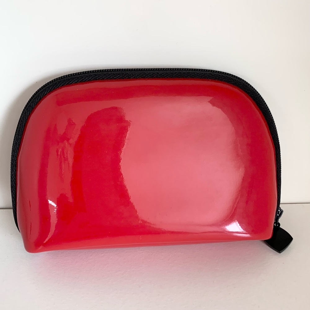 Hold Chanel Red zippy pouch - Picture 7 of 15